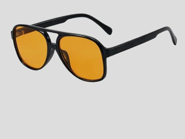 Captura del reel: gafas de montura negra con lente naranja